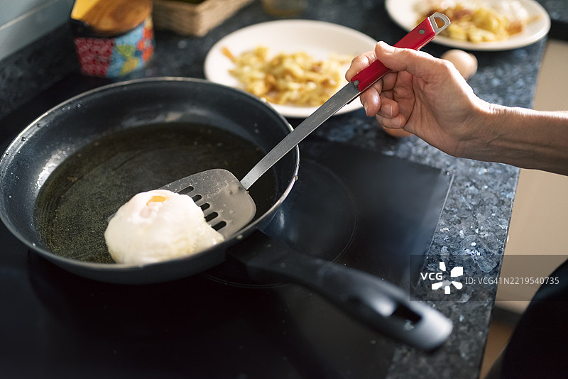 用橄榄油煎鸡蛋，和薯条一起享用，家庭自制美食，使用来自散养母鸡的新鲜鸡蛋。图片素材