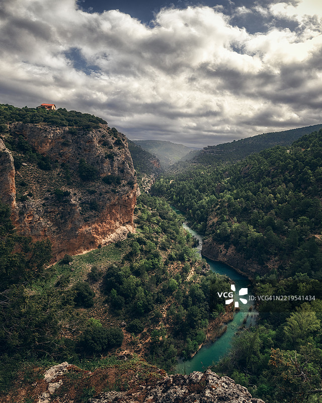 树木环绕下的河流美景与天空相映成趣图片素材