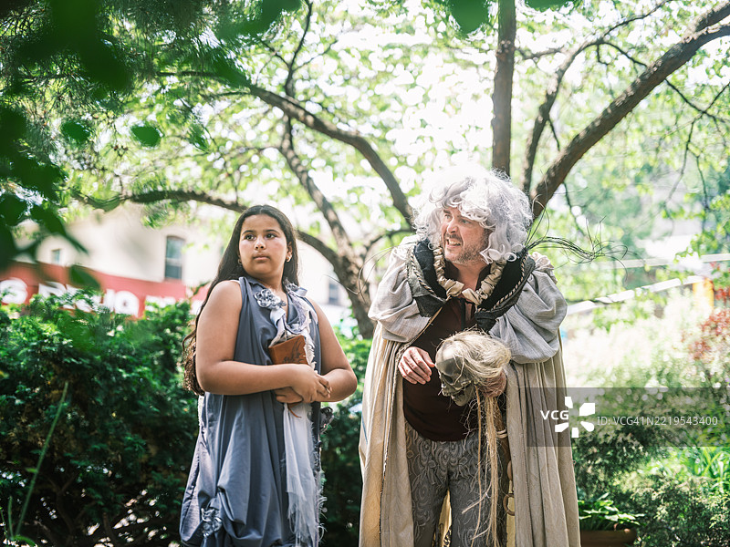 花园中的经典戏剧表演图片素材