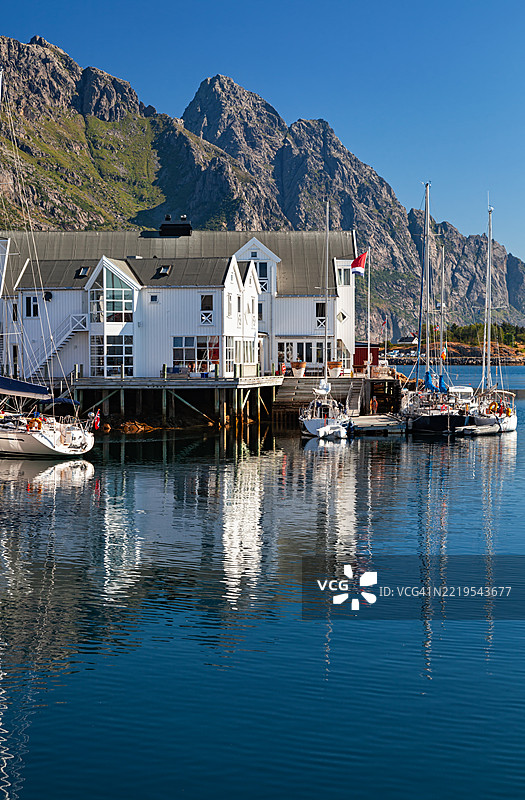 挪威洛福滕群岛渔村亨宁斯韦尔的海滨房屋和船只图片素材