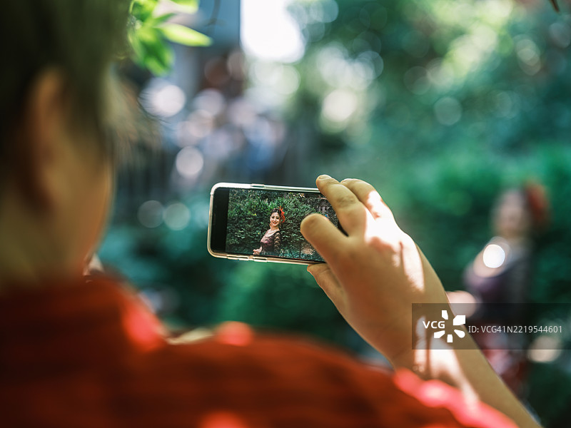 花园中表演的肚皮舞者图片素材