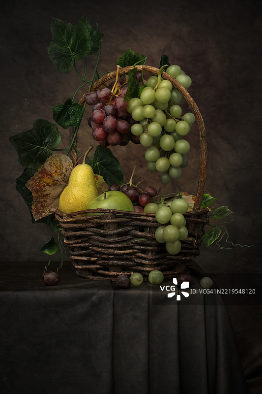 高角度视图的桌子上的水果图片素材