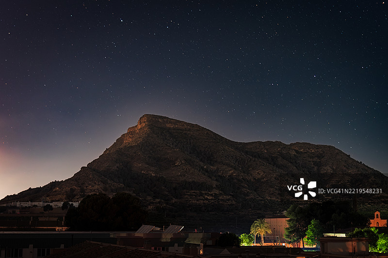 夜空下山脉的美丽景色图片素材
