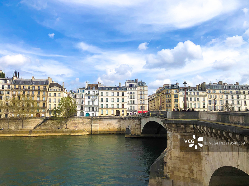 法国巴黎：塞纳河上的桥，圣路易岛图片素材