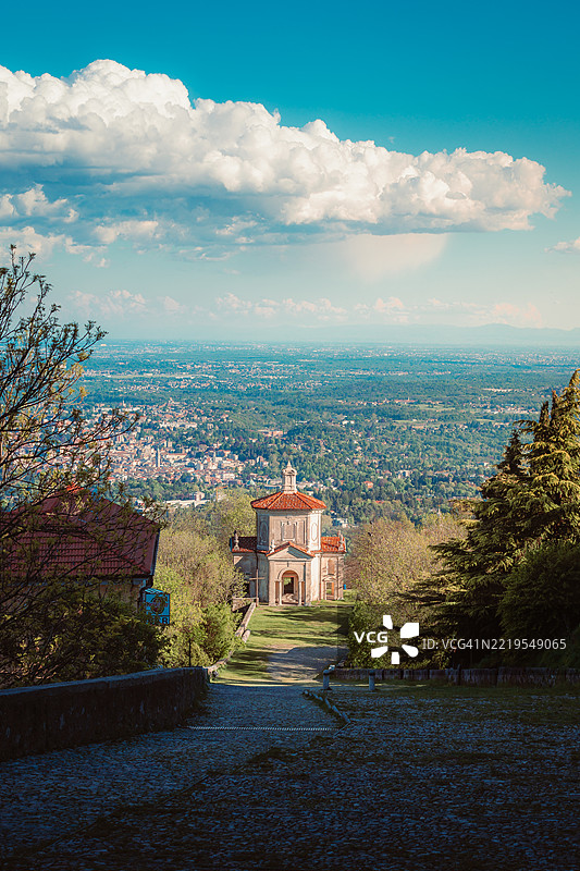 从瓦雷泽圣山俯瞰意大利北部山丘上方的积云垂直视角图片素材