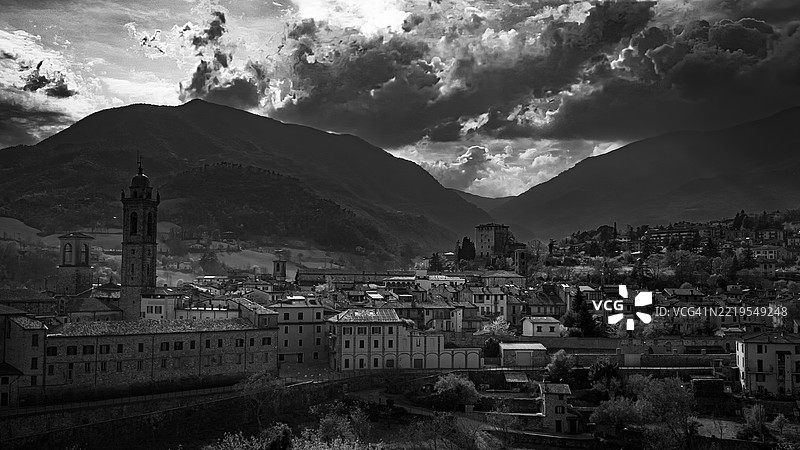 意大利博比奥的罗马桥俯瞰图，称为驼背桥，横跨特雷比亚河图片素材