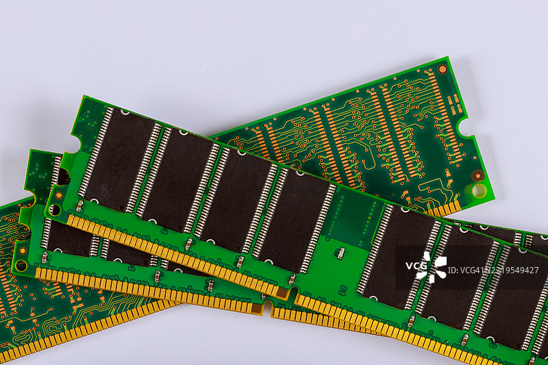 绿色电路板上带有黑色内存芯片的详细视图图片素材