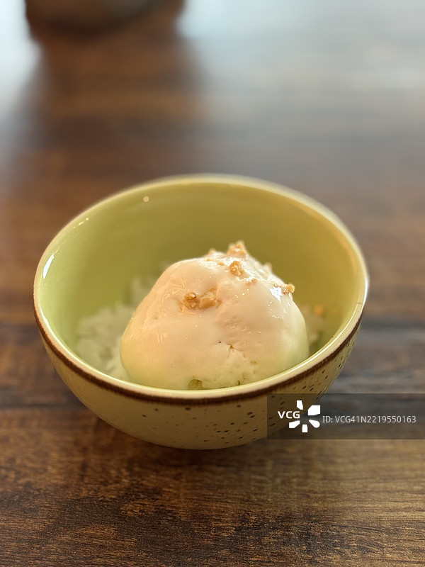 碗里盛着冰淇淋的特写，放在桌子上，达卡，孟加拉国图片素材