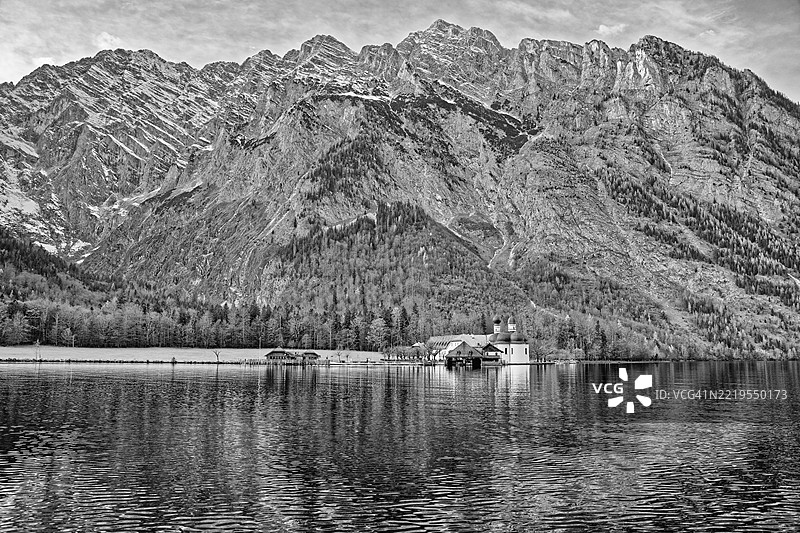 湖泊与山脉的美丽景色图片素材