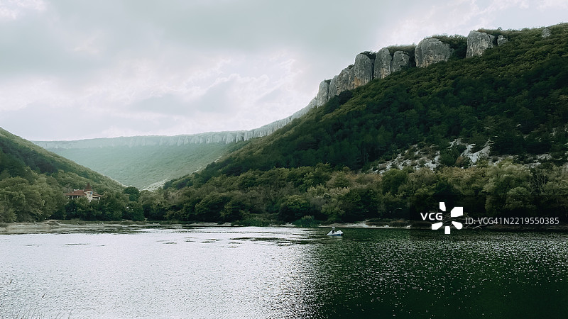 克里米亚，乌克兰，湖泊与山脉的美丽景色映衬着天空。图片素材