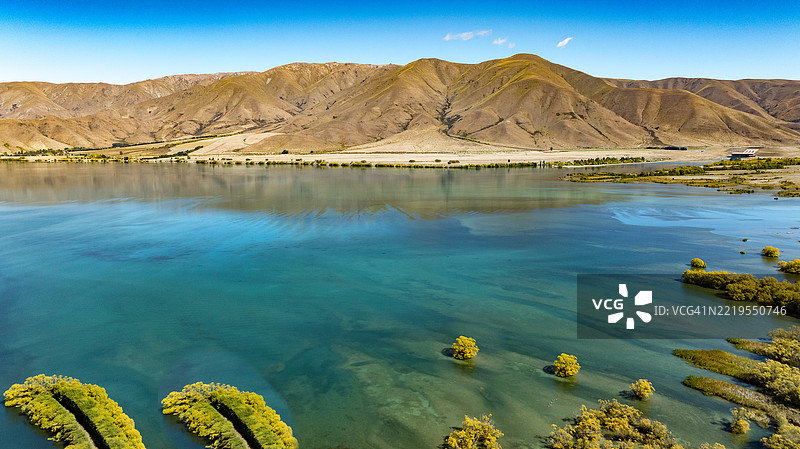远处的本莫尔湖哈尔登臂的鸟瞰视角，背景是山脉。图片素材