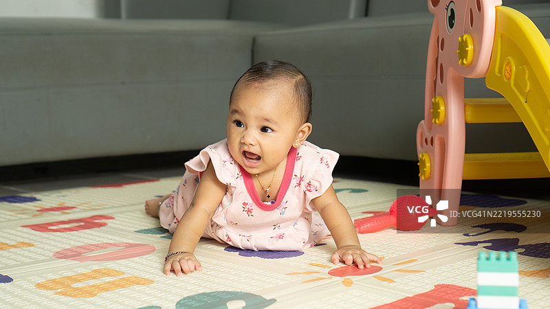 宝宝在家学习爬行图片素材