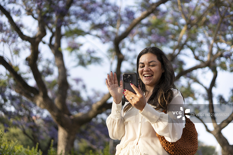 春天里正在进行视频通话的女性图片素材