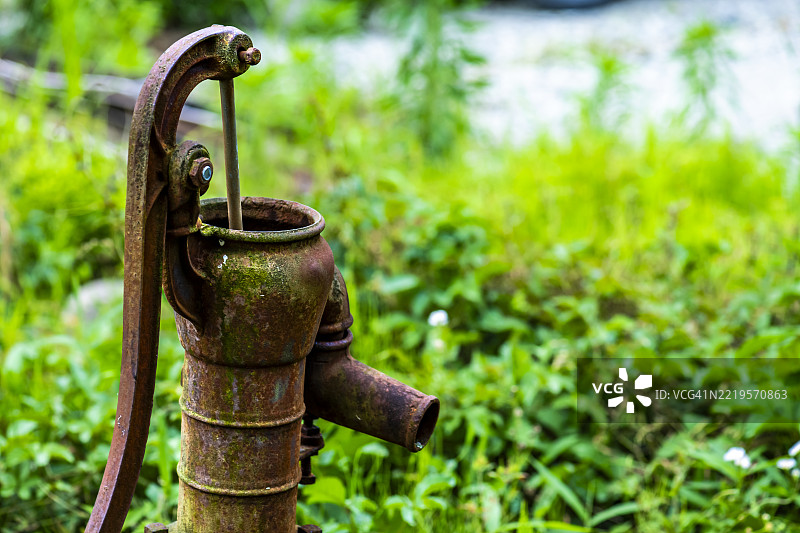 废弃的生锈手动水泵图片素材