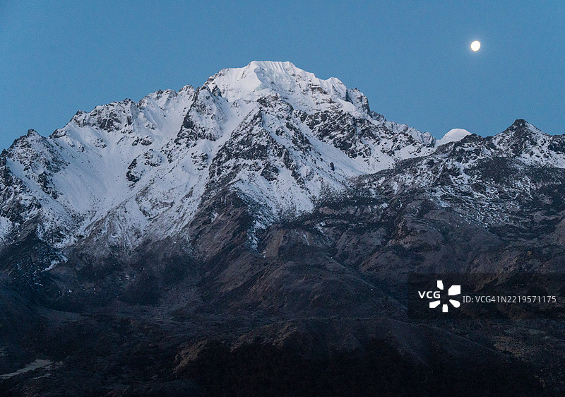 在尼泊尔朗塘谷的纳亚康加山上空的月升，从朗塘谷徒步旅行的高点策尔戈里（4,990米）看到的标志性山脉。图片素材