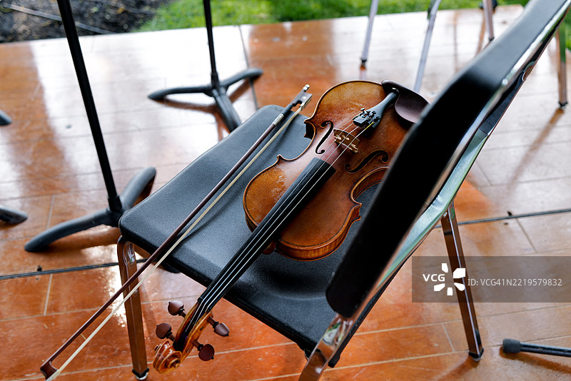 舞台上椅子上的小提琴和弓图片素材