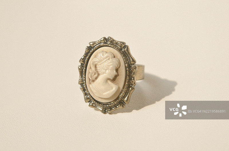 服装或时尚珠宝：戒指系列。氧化的服装珠宝图片素材