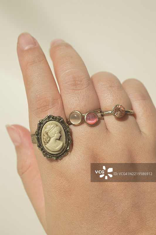 佩戴服装或时尚珠宝的女性：戒指收藏。氧化的服装珠宝图片素材