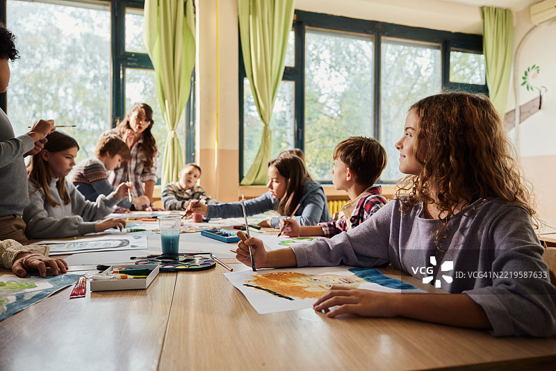 小学生在美术课上绘画。图片素材