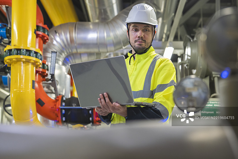 技术人员对工业暖通空调设备进行维护图片素材