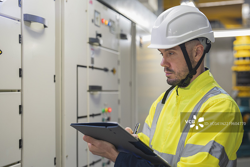 熟练的工程师在工厂检查空调设备图片素材