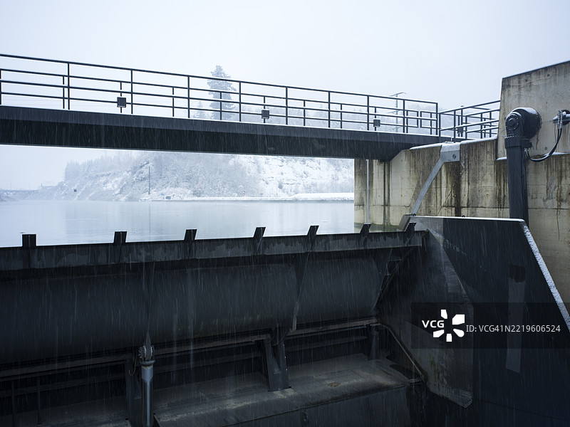 哈格内克水电站在冬季雾霭中，雪天气候图片素材