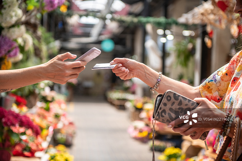 在市场上进行无接触支付图片素材