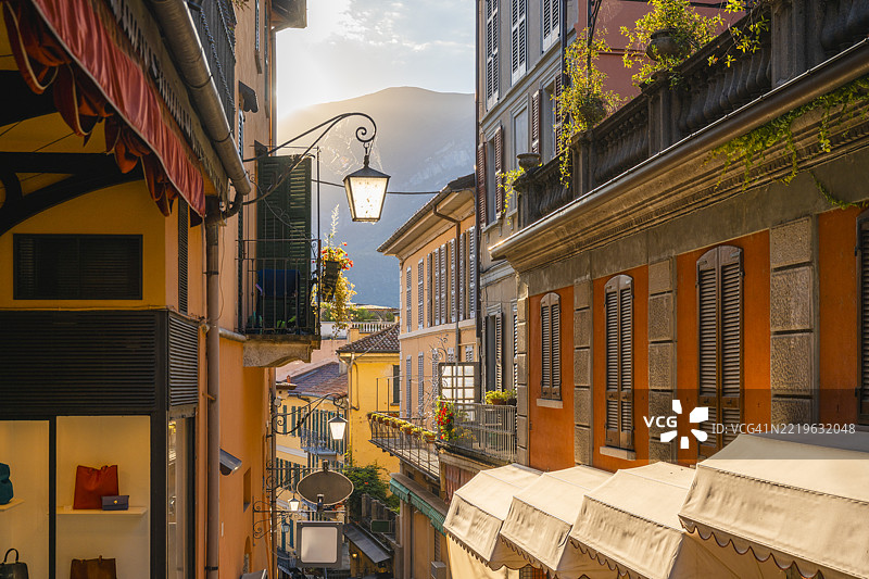 意大利科莫贝拉焦老城迷人的街道图片素材