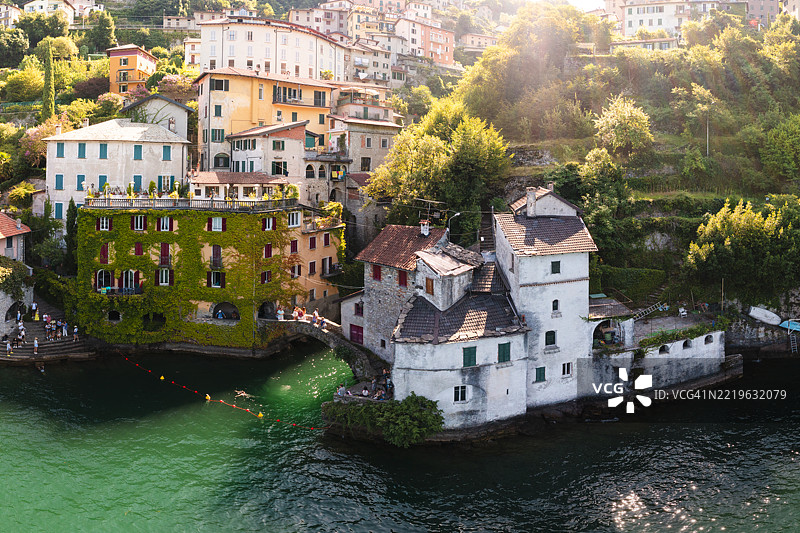 意大利科莫湖畔的风景如画的小镇内索，鸟瞰图图片素材