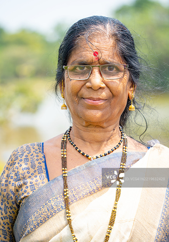 印度老年女性的肖像图片素材