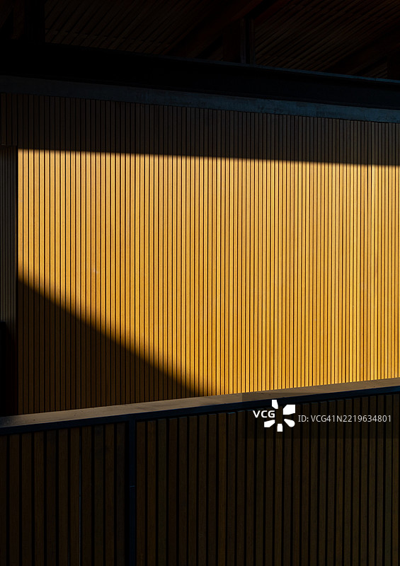 金色光线透过垂直线条图片素材