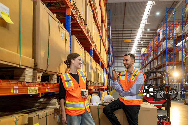 仓库工人在休息时间聊天图片素材