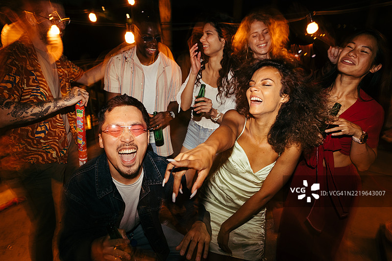 人们在屋顶夜总会跳舞。图片素材