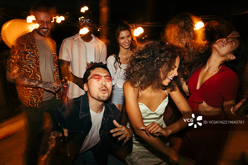 一群顽皮的朋友在屋顶夜总会尽情享受美好时光。图片素材