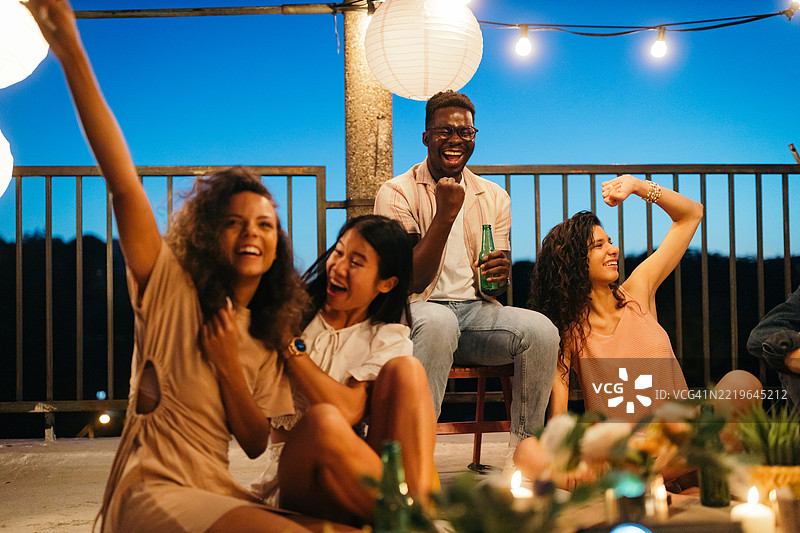 一群多种族的朋友在观看足球世界冠军赛。图片素材