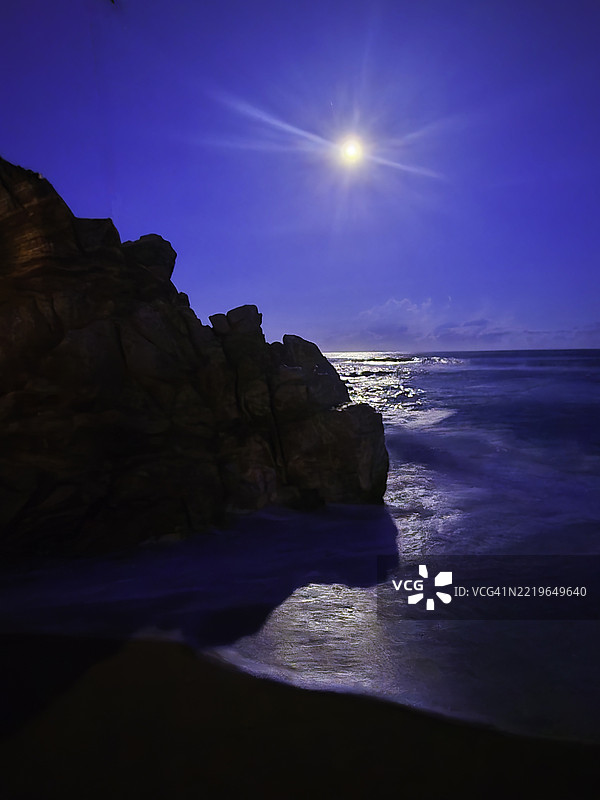 月光下的奥亚卡州齐波利特海滩与海洋图片素材