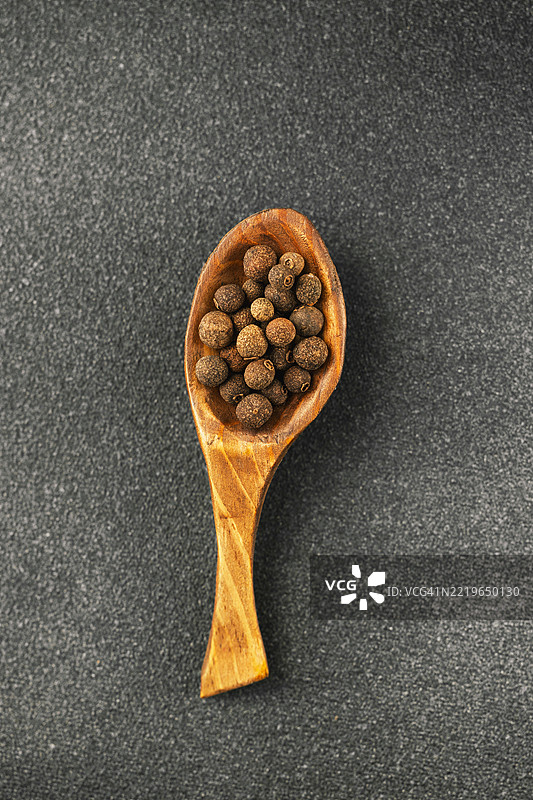 木勺与多香果浆果图片素材