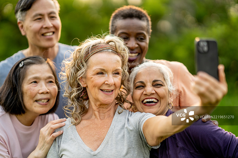 一群快乐的老年人在户外微笑并自拍图片素材