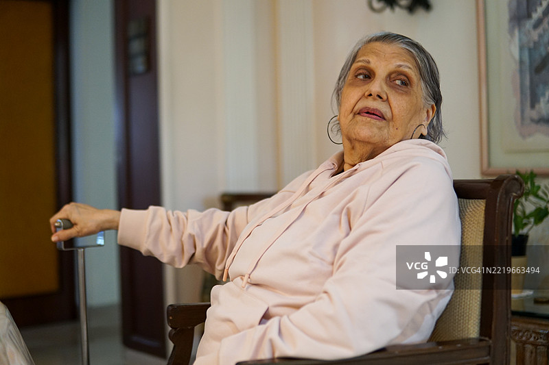 期待中的老年女性图片素材