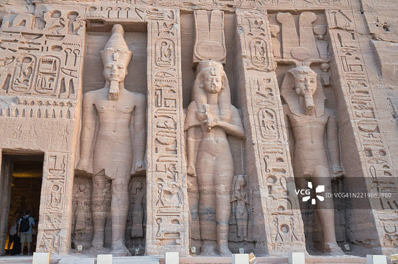 埃及阿布辛贝尔神庙（拉美西斯二世大庙）入口处的雕像图片素材