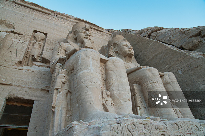 埃及阿布辛贝尔神庙入口处的雕像（拉美西斯二世大庙）图片素材
