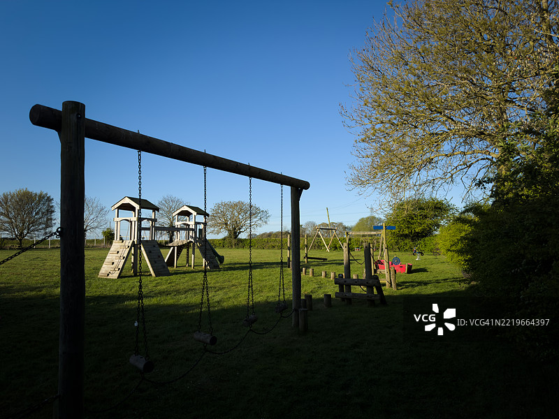 绿色公园里的游乐场图片素材