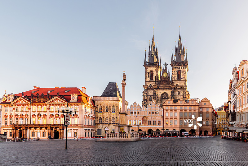 布拉格阳光明媚的早晨，老城广场和提恩教堂图片素材