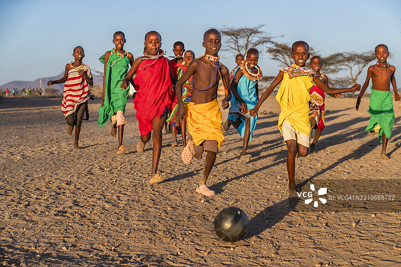 东非肯尼亚北部村庄里的非洲儿童在踢足球图片素材