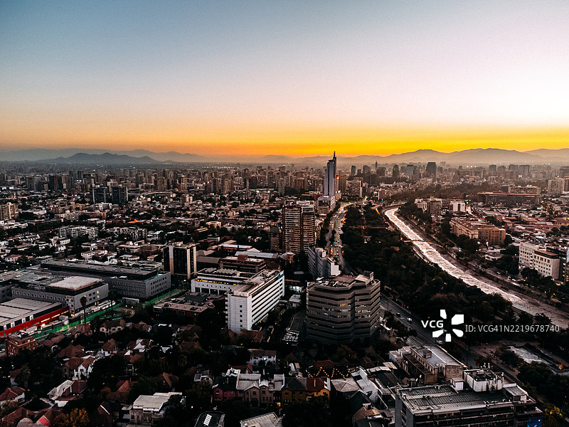 智利圣地亚哥及马波乔河的日落高空视图图片素材