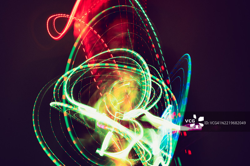 模糊的男人面孔创造未来感光影图案图片素材