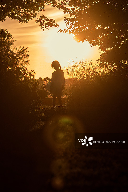 日落时的小女孩图片素材
