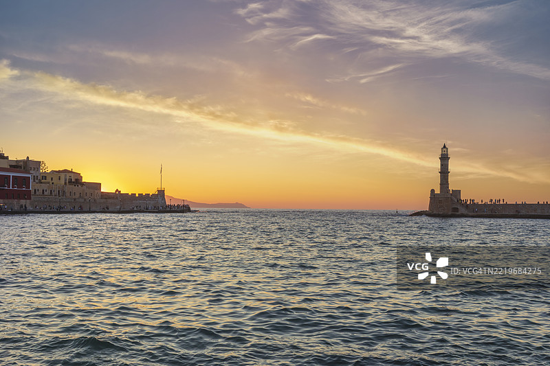 克里特岛希腊的哈尼亚，日落时分的灯塔和古镇，海景图片素材