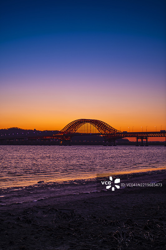 京畿道高阳市的傍晚夕阳下的邦华大桥夜景图片素材