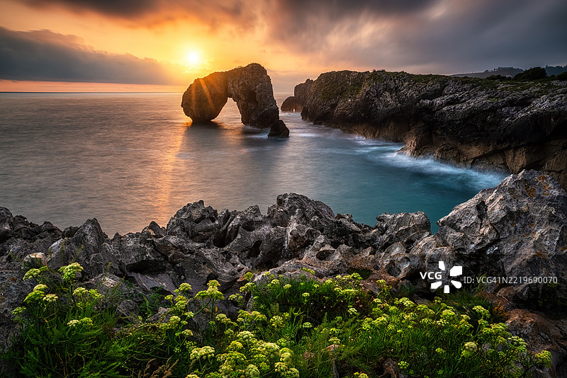 日出照亮了靠近加维奥塔斯小岛的岩石海岸，给西班牙北部崎岖的阿斯图里亚斯海岸投下戏剧性的阴影。图片素材